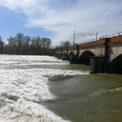 Boffalora: niente pic nic al Ticino per Pasquetta, molti gli escursionisti a immortalare il fiume in piena