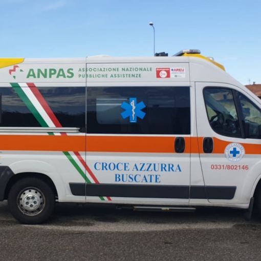 Magnago, cade dal tetto e finisce su un’auto: grave all’ospedale di Legnano