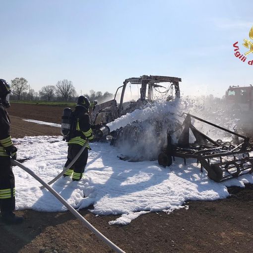 San Genesio: trattore divorato da un incendio a Cascina Comairano