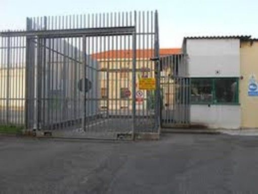Novara, tensione in carcere tra detenuti che salgono sui tetti, distruggono le suppellettili e tentano di farsi giustizia da soli
