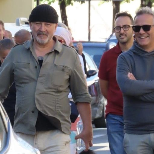 La camminata a 6 zampe con Stefano Chiodaroli porta allegria tra le vie di Busto Arsizio
