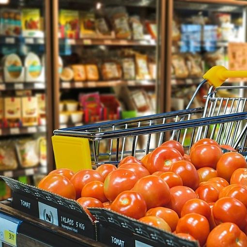 Inflazione, il caro prezzi taglia del 4,7% il carrello della spesa: acquisti di frutta e verdura giù del 9%