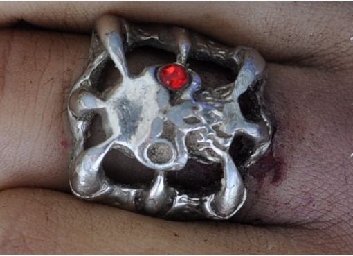 FOTO. Dai tatuaggi e da un anello si cerca di dare un nome al cadavere rinvenuto sabato sulla superstrada di Malpensa