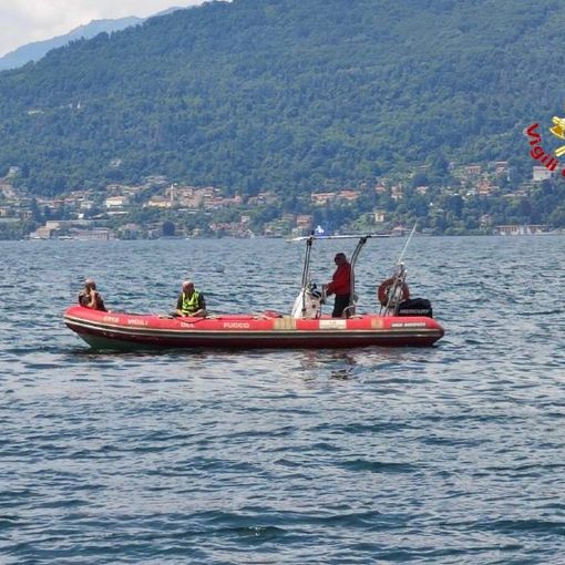 VIDEO E FOTO. Recuperato dai sommozzatori il cadavere rinvenuto nel pomeriggio sul fondo del lago Maggiore a Castelveccana