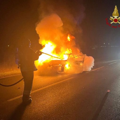 Ceretto: auto divorata dalle fiamme sulla provinciale 23, strada chiusa momentaneamente