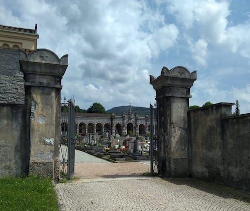 Tragedia a Luino, uomo di 88 anni muore sulla tomba della moglie