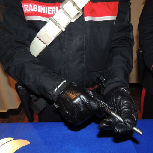 Casorate Primo, fugge all’alt con un’auto di grossa cilindrata: trovato in possesso di droga e di una “penna pistola”.