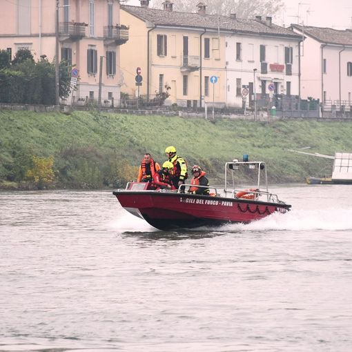 Pavia: uomo cade nel Ticino, in corso le ricerche con barche ed elicottero, le immagini