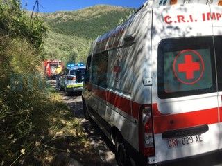 Dramma a Imperia: bruciano le sterpaglie e vengono investiti dalle fiamme. Muore una donna