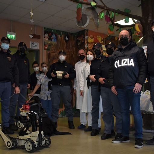FOTO. Il cuore grande di polizia, artificieri e cinofili di Malpensa: portano doni e sorrisi ai piccoli ricoverati