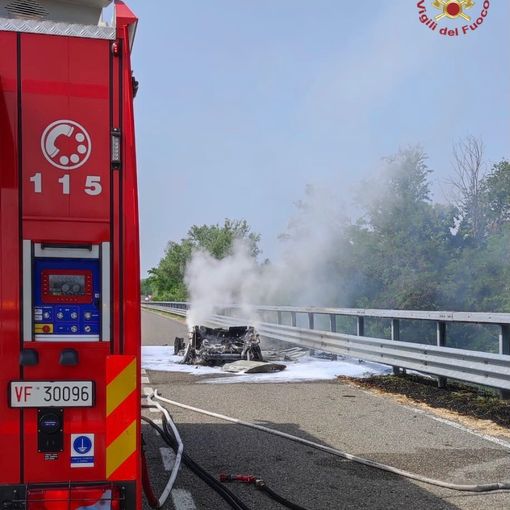 Auto ibrida distrutta dalle fiamme sull'autostrada Milano-Genova, illeso il conducente