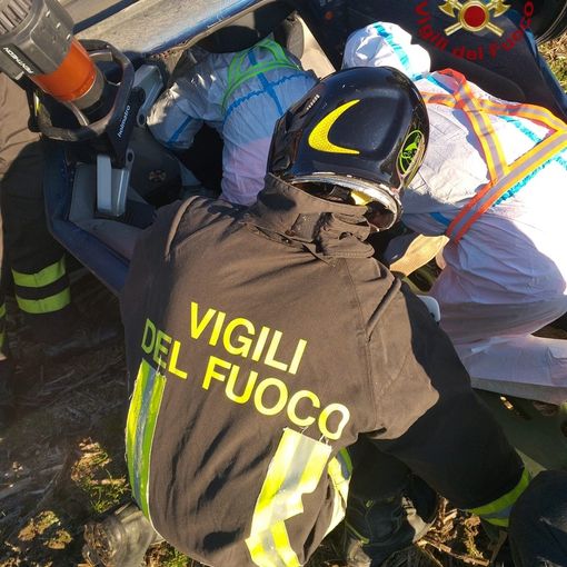 Pavese: si ribalta in un campo con l'auto, i Vigili del fuoco liberano il conducente dalle lamiere