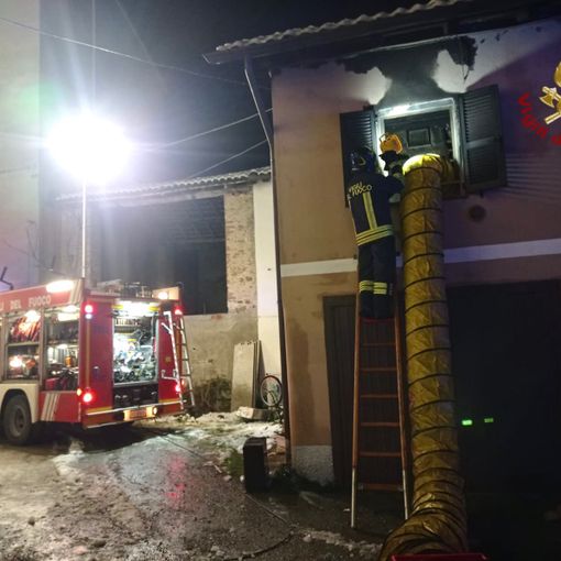 Broni: incendio divora un appartamento, i Vigili del fuoco domano il rogo