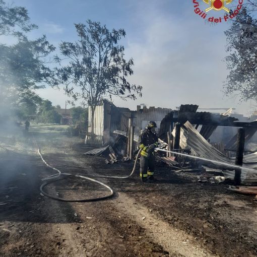 Pavia: rogo divora cascina in Strada Belvedere