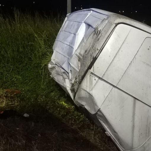 Pavia: esce di strada con un furgoncino, soccorso 36enne