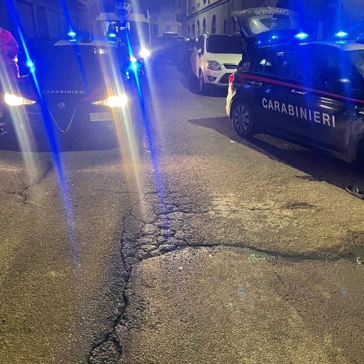 Broni: cerca di rubare in un'abitazione con coltello e tirapugni, poi spintona i carabinieri