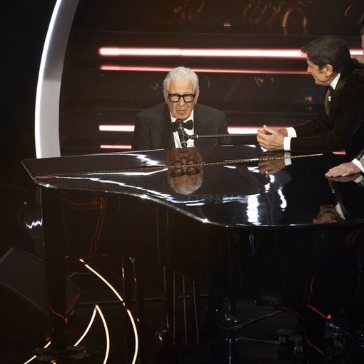 Peppino di Capri fa cantare tutto l'Ariston sulle note di Champagne e riceve il premio Città di Sanremo