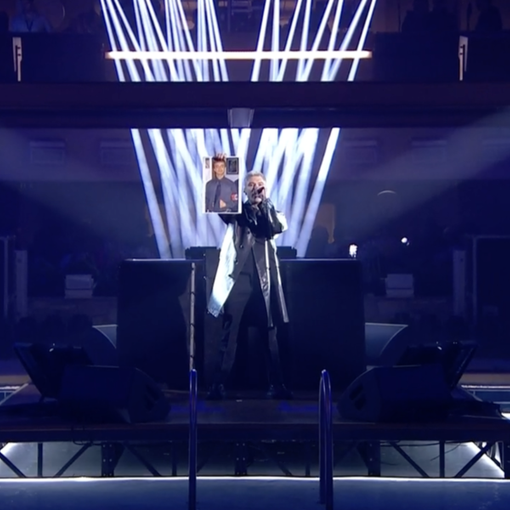 Sanremo 2023: Fedez e la foto del viceministro strappata in diretta, la Rai si dissocia: “Attacchi personali non sono sintomo di libertà”