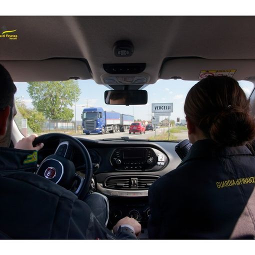 Vercelli, sequestrate bigiotteria &quot;tarocca&quot; e 303 confezioni di alimenti scaduti: pesanti multe in vista per i negozianti