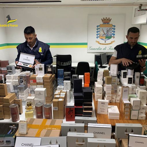 VIDEO. Vestiti, medicinali e profumi contraffatti: maxi sequestro della Guardia di Finanza di Varese. Denunciate sei persone
