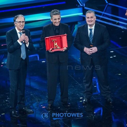 71° Festival di Sanremo: sorpresa sul palco dell'Ariston, a Fiorello il premio 'Città di Sanremo'
