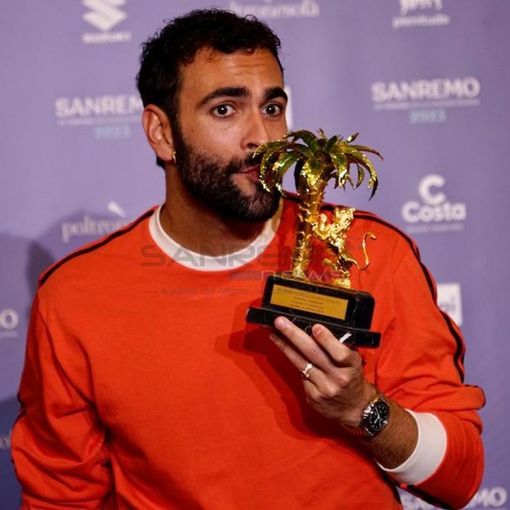 Marco Mengoni con il premio del 73° Festival di Sanremo