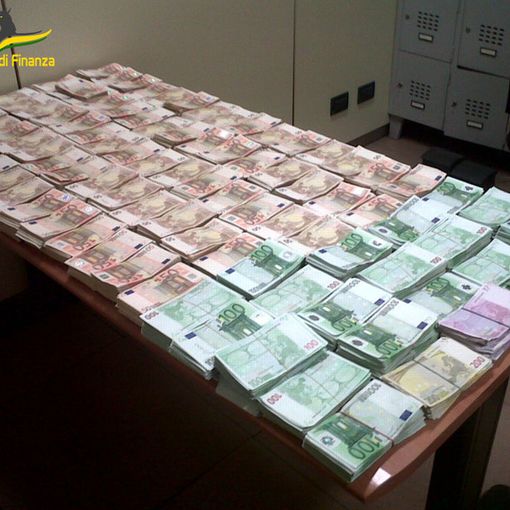 Prestiti a tassi d'usura: la Guardia di Finanza arresta cinque persone nel Varesotto. Imprenditori in difficoltà costretti a pagare interessi del 120%