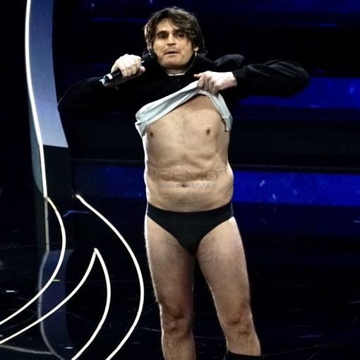 Angelo Duro, in mutande sul palco dell'Ariston: &quot;Io sono un trasgressivo, non ho neanche un tatuaggio&quot;