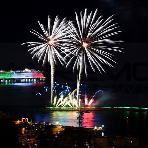 Festival di Sanremo: lo spettacolo dei fuochi piro-musicali incanta residenti e turisti, la Smeralda con il tricolore