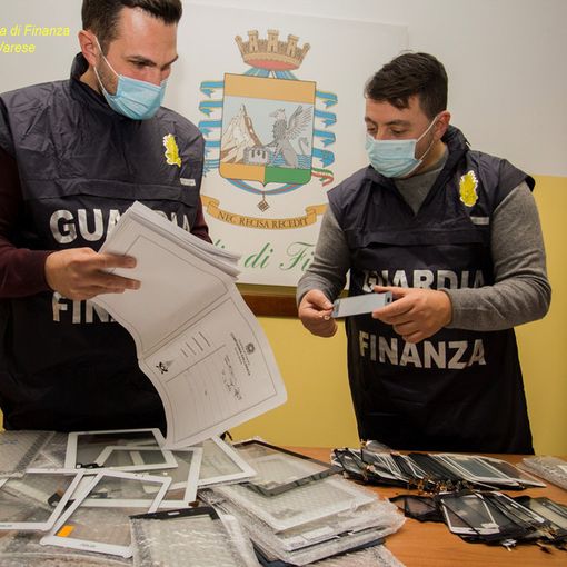 Riparavano smartphone con pezzi di ricambio contraffatti: maxi sequestro della Finanza di Gallarate