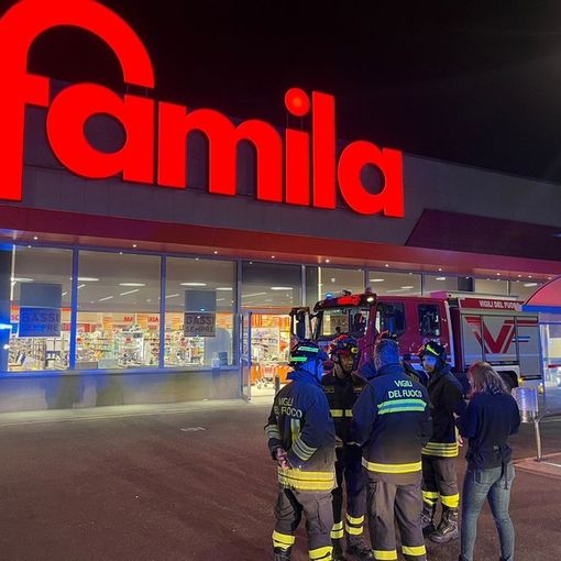 Sostanza urticante nell'aria, paura al supermercato: soccorse 50 persone nel Varesotto (VIDEO)
