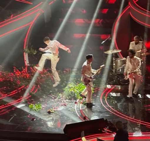 Distrugge le rose al Festival, il cantante Blanco indagato dalla Procura di Imperia per danneggiamento