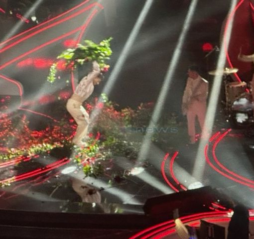 Blanco dà spettacolo al Festival: non sente la voce in cuffia e distrugge i vasi di fiori sul palco