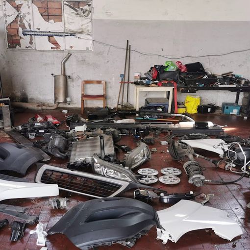 Furto e riciclaggio di veicoli di aziende del Milanese, arrestate due persone