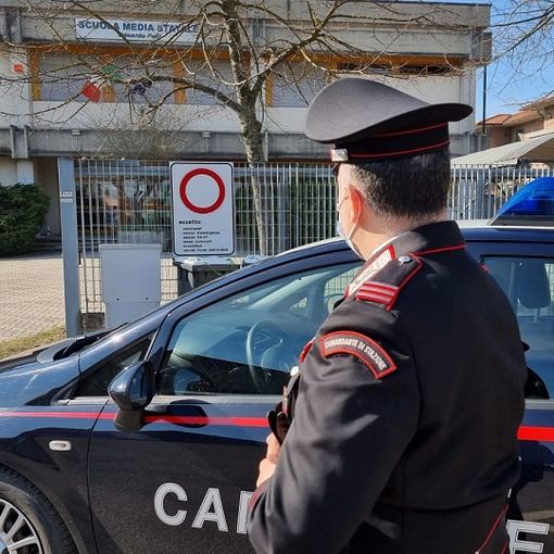 Bressana: danneggiano e imbrattano aula della scuola media, poi postano il video su Instagram. Identificati e denunciati due minorenni