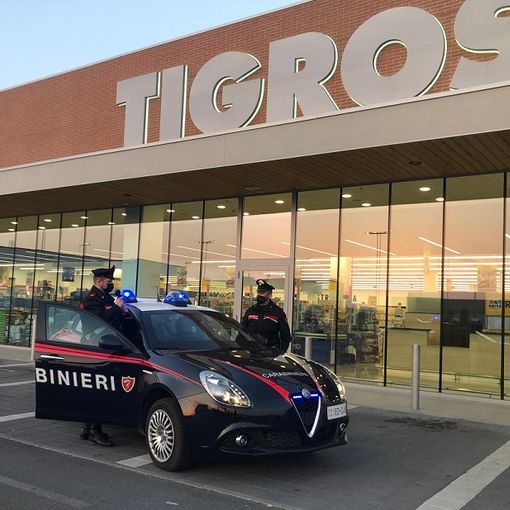 Vigevano: anziano in difficoltà economiche ruba alla Tigros, i Carabinieri gli pagano la spesa