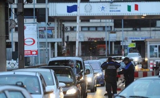 Nuova ordinanza del ministro Speranza sugli arrivi dall'estero: resta la deroga per i frontalieri