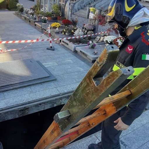 FOTO. Operaio di 58 anni precipita da un'altezza di quattro metri al cimitero di Gallarate durante la tumulazione di una bara: è grave