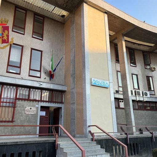 Gallarate: festeggiano con i fumogeni (rubati), ma sono irregolari e vengono espulsi