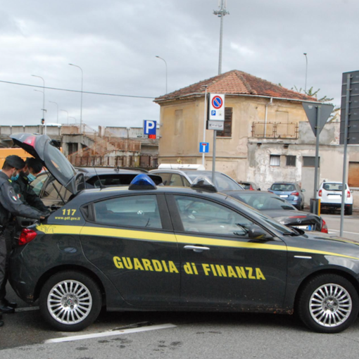 Vercelli, scoperta un'autofficina abusiva: attrezzature sequestrate e guai per il titolare