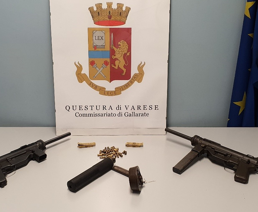 Armi da guerra e munizioni trovate in un appartamento di Gallarate