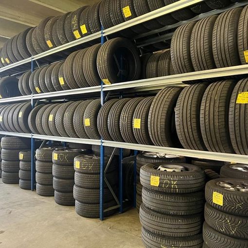 Da oggi bisogna montare le gomme estive, ma c'è un mese di tempo per mettersi in regola