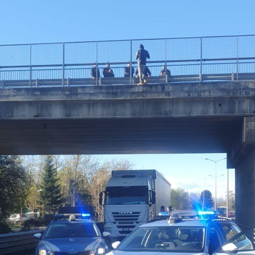 FOTO. Così il poliziotto &quot;eroe&quot; Vincenzo ha salvato l'uomo che oggi voleva togliersi la vita buttandosi dal cavalcavia della superstrada di Malpensa
