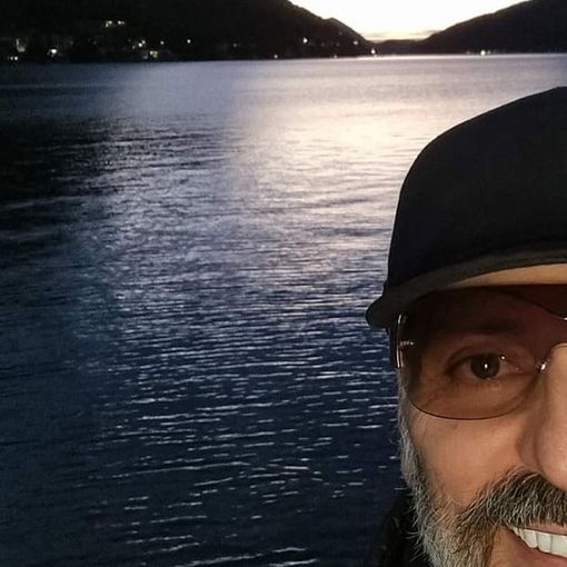 Gigi d'Agostino, dopo lunghi mesi di silenzio un sorriso regala speranza