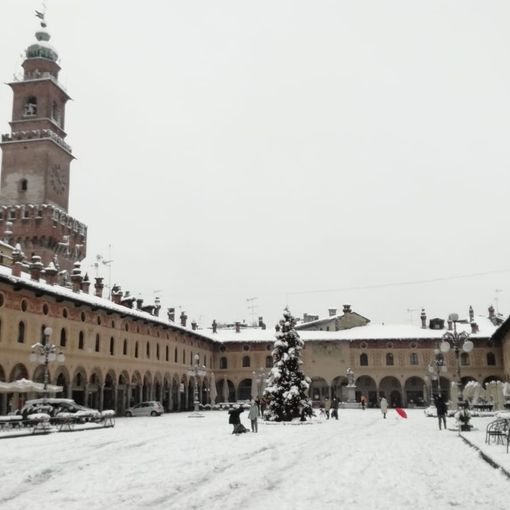 Vigevano, le foto della nevicata in Piazza Ducale