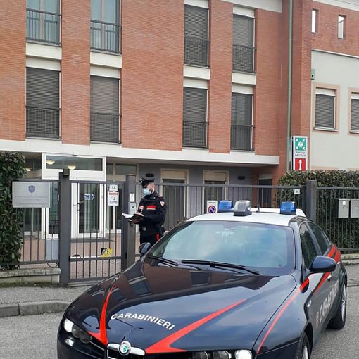 Pavia: ruba monete dai distributori automatici, arrestato un 44enne