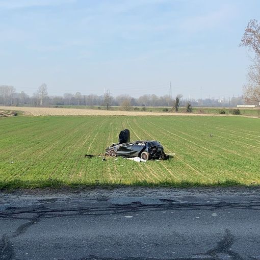 Sannazzaro: finisce in un campo con l'auto dopo aver urtato un furgone, grave 21enne