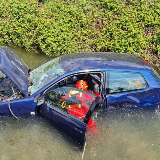 Trovo: auto sfonda il guardrail e finisce nel canale, 52enne salvato dai Vigili del fuoco