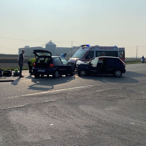 Breme: scontro tra auto all'incrocio, soccorsa in elicottero una 55enne