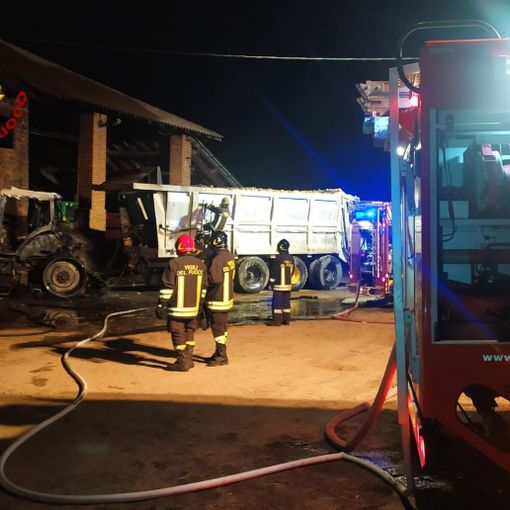 Vigevano: trattore in fiamme alla Sforzesca, intervengono i Vigili del fuoco